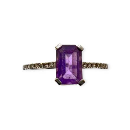 Bague avec pierre violette...